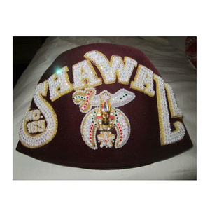 Chapeau Bob en Velours Violet avec Emblème Maçonnique en Strass et Pompon Doré pour Événements Formels - Product Image 5