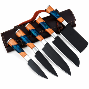 Ensemble de couteaux de chef faits main en acier carbone, 5 pièces, avec manches en résine ambidextres et couche d'acier Damas, étui en cuir inclus - Product Image 1