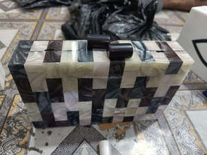 Sculpture artistique en résine faite à la main, peinte à la main, boîte à main de luxe pour femmes, artisanat en vrac, vente en gros en provenance d'Inde au prix d'usine - Product Image 4