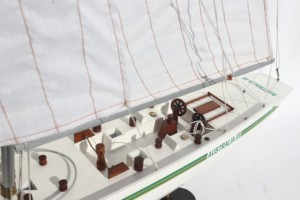 Modèle de Yacht en Bois Peint à la Main AUSTRALIA II, Décoration de Bateau à Voile, Objet de Collection - Product Image 4