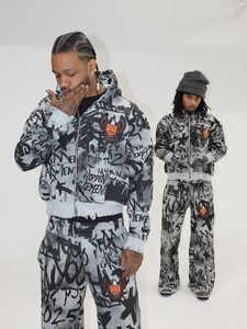 Ensemble de survêtement pour homme à capuche, motif graffiti imprimé, style urbain, tenue d'hiver complète avec logo aigle sur le devant - Product Image 3