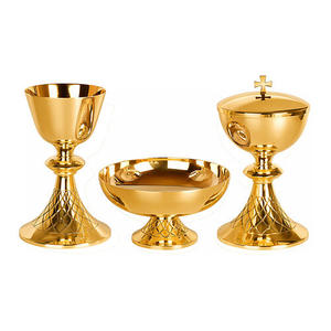 Calice et Ciboire de Designer en Laiton Doré, Faits à la Main, Haute Qualité, pour Usage Liturgique, avec Gravure Personnalisée, Design Créatif, Marque Métallique - Product Image 2