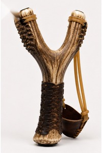Slingshot artisanal en bois de cerf, accessoire d'extérieur en bois de cerf naturel, poignée confortable, style traditionnel - Product Image 5