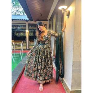 Vestido Anarkali Musulmán Tradicional de Diseñador con Elegante Dupatta, Hermoso Pantalón y Accesorios - Product Image 1