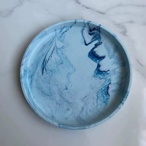 Assiette de service personnalisable en résine polie faite à la main, design moderne de luxe en résine bleue, compatible lave-vaisselle, vaisselle de qualité alimentaire en stock - Product Image 3