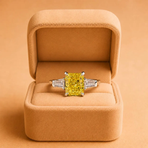 แหวนหมั้นและแหวนแต่งงานทองคำขาว 14K ประดับเพชร Om Gems สีเหลืองแฟนซี 2.0 กะรัต ทรงเรเดียนท์คัท แหวนทองสามเม็ดสำหรับผู้หญิง - Product Image 4