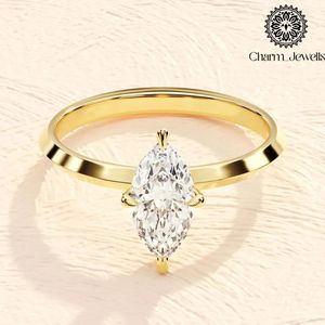 Bague de fiançailles et d'éternité classique pour femme en argent plaqué or rose avec moissanite taille coussin, sertie à griffes, certifiée IGI - Product Image 1