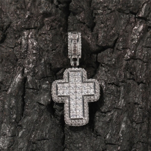 Colgante de Cruz de Plata de Ley 925 con Moissanita - Piedras Brillantes Engastadas a Mano, Colgante de Cruz Plateada, Joyería de Fe con Brillo Radiante - Product Image 3