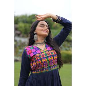 Robe de soirée Navratri Kutchi Gamthi avec travail de miroirs et dentelle Gota - Robe de soirée en satin de soie - Product Image 2