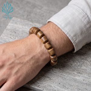 กำไลข้อมือไม้กฤษณาธรรมชาติเวียดนามแท้ อายุเกิน 25 ปี ขนาด 12 มม. 17 เม็ด รุ่น AL-Lu12-001 สไตล์มินิมอล สำหรับทั้งชายและหญิง ทำด้วยมือ ของขวัญแบบยืดได้ - Product Image 4