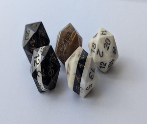 Dados poliédricos ecológicos hechos a mano con cuerno de búfalo medieval pulido, estilo animal - Product Image 6