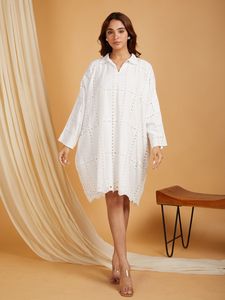 Robe chemise blanche brodée à œillets, coupe décontractée, longueur midi, style décontracté pour le printemps, avec col classique rabattu pour femme - Product Image 1