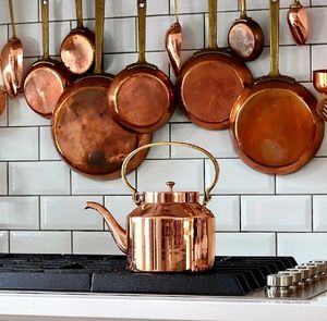Bouilloire à eau contemporaine en cuivre mat avec poignée relevable, fait main, pour cuisinière, pour la préparation du thé, décoration de cuisine et usage cadeau - Product Image 4