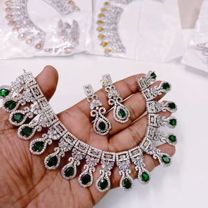 Conjunto de Joyería de Lujo para Novia, Collar Plateado con Diamantes CZ y Piedras Verdes en Forma de Lágrima - Product Image 1