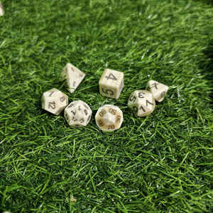 Jeu de dés polyédriques authentiques en os de buffle, accessoires de jeu et de table artisanaux à prix avantageux - Product Image 2