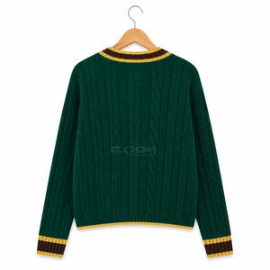 Cardigans en chenille personnalisés avec logo de la sororité Cosh International Sisterhood, patchs, fabrication OEM, écologiques, deux tons de couleur. - Product Image 4