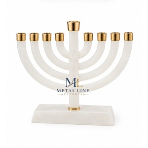 Ménorah Hanouka moderne en résine blanche avec accents dorés, ensemble de 9 branches pour bougies de Hanouka, élégant support de bougies, Judaica juive pour la maison et les fêtes - Product Image 1