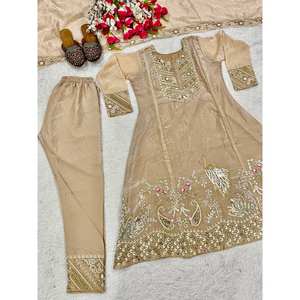 Conjunto de traje de fiesta para mujer de diseñador con elegante secuencia de bordado - Product Image 2