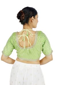 Blouse Courte Sans Manches en Brocart Vert Soie-Shreya Brodé, Vêtement Féminin Idéal pour les Festivals - Product Image 3