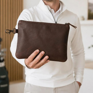 Pochette de golf en cuir faite à la main, avec fermeture éclair de qualité supérieure et organisation pratique, en vente à prix réduit. - Product Image 2
