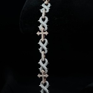 สร้อยข้อมือแบบ Iced Out Cross ทองคำแท้ 10K เงินแท้ เพชรเพาะเลี้ยง 7.5 กะรัต ผ่านการทดสอบ หนักแน่น สไตล์ฮิปฮอป ขายส่งจากโรงงาน - Product Image 1