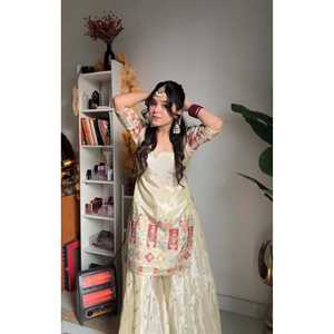 Hermosa ropa musulmana tradicional Top-Gharara y Dupatta con trabajo de secuencia de bordado - Product Image 1