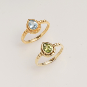 Anillo de Peridoto en Latón Natural, Banda con Cuentas, Estilo Moderno y Minimalista, Unisex, Elegante, con Gema Verde, Joyería Destacada - Product Image 2