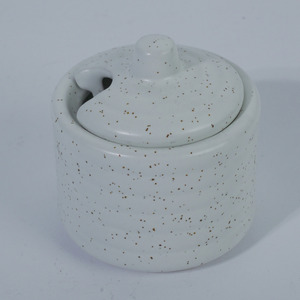 Pot à épices en céramique blanc moucheté Togarashi avec couvercle et emplacement pour cuillère 6x6cm pour la restauration, les hôtels, la vaisselle de table et le service des épices - Product Image 3