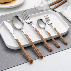 Juego de cubiertos clásico de acero inoxidable con mango de madera, cuchara, tenedor y cuchillo - Product Image 1