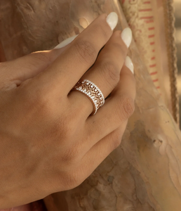 Anillo de Diamantes Redondos Brillantes de Laboratorio con Banda Chevron, Calidad IGI D-E-F VVS-VS, Oro, Oro Rosa, Oro Blanco, Plata, Joyería Profesional - Product Image 1