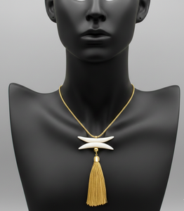 Gargantilla Artesanal Exquisita con Colgante de Hueso Orgánico, con Tinte de Hibisco Rojo y Detalles Geométricos de Latón Texturizado - Product Image 4