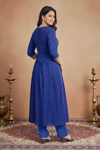 Ensemble Kurta et pantalon en Georgette imprimé Leheriya bleu, col en V, longueur mollet, ourlet rond, tenue ethnique pour femme, tailles S M L XXL - Product Image 6