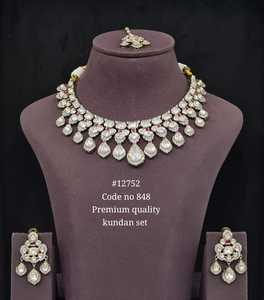 Parure de bijoux de mariée en laiton plaqué style victorien avec collier Kundan, boucles d'oreilles et Tikka, ornée de moissanite royale, pour femme, idéale pour les mariages et les fêtes. - Product Image 1