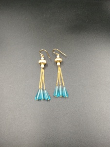 Boucles d'oreilles créoles minimalistes plaquées or Amaira Jewels, forme goutte d'eau, perle bleue fantaisie taille brillant, cadeau de fête pour femme - Product Image 4