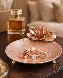 Bol en métal artisanal écologique et durable Golden Blossom Flora avec motif de fleur de lotus sculpté pour la décoration de mariage - Product Image 4