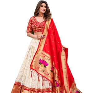 สินค้ามาใหม่ ชุดเลเฮนกาผ้าไหมแท้สีสวยพิเศษสำหรับเทศกาลคาร์วาโจธ / คอลเลคชั่นดีไซเนอร์ล่าสุด ราคาขายส่ง - Product Image 1