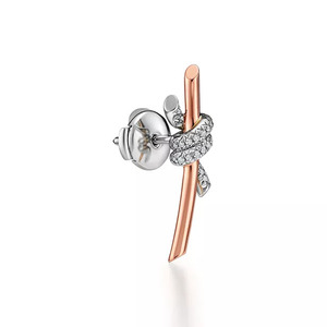 Pendientes colgantes con nudo de cinta dorada esculpida y diamantes redondos cultivados en laboratorio - Product Image 5