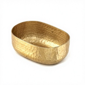 Axiom Home Accents, Frutero de aluminio dorado moderno tallado a mano, acabado pulido de alto brillo con atractivo comercial para alimentos - Product Image 1