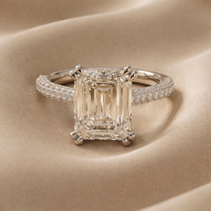 แหวนเพชรเม็ดเดี่ยวทรงเอเมอรัลด์เจียระไนแบบ VVS VS Clarity เพชรเลี้ยงในห้องปฏิบัติการ ตัวเรือนทอง 14K ดีไซน์ Cathedral Setting หรูหรา รับรองโดย IGI สำหรับผู้หญิง - Product Image 3