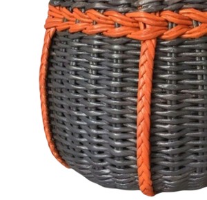 Panier en rotin noir et orange distinctif avec bordure et poignées tressées, bac de rangement tissé à la main, organisateur décoratif pour la maison - Product Image 2