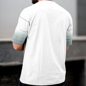 T-shirt décontracté pour homme à col rond et manches courtes, coupe classique, avec motif à fines rayures et dégradé de couleurs - Product Image 2