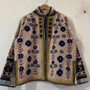 Veste Suzani en velours beige brodée de fleurs de qualité supérieure pour femme, style bohème, col montant, manches longues, idéale pour l'automne - Product Image 1