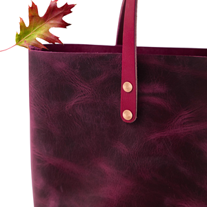 Sac fourre-tout en cuir violet avec bandoulière et poignées - Product Image 2