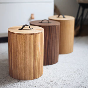 ถังขยะทรงกระบอกทำจากไม้ธรรมชาติพร้อมฝาปิด เหมาะสำหรับใช้ในบ้าน สำนักงาน ห้องนอน และห้องนั่งเล่น นำเข้าจากอินเดีย - Product Image 1