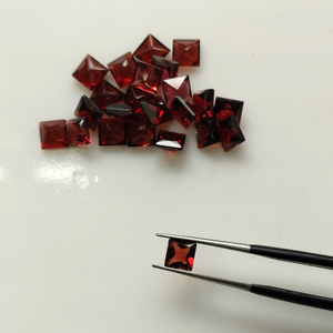 โกเมนสีแดงธรรมชาติ 6 มม. ทรงสี่เหลี่ยมเจ้าหญิงคัท คุณภาพดีที่สุด พลอยเม็ดเดี่ยวสำหรับทำเครื่องประดับ - Product Image 1