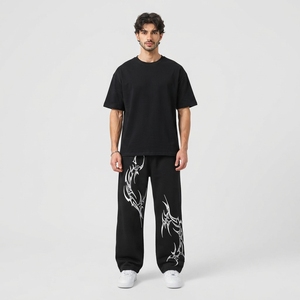 Conjunto de chándal de 2 piezas para hombre, camiseta negra extragrande y pantalones anchos con estampado gráfico, estilo streetwear - Product Image 1