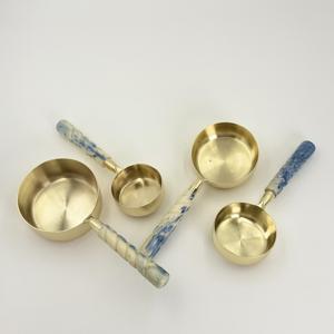 Tasses et cuillères doseuses en acier inoxydable de qualité supérieure, robustes et écologiques, finition PVD or avec manche en résine, compatibles lave-vaisselle - Product Image 3