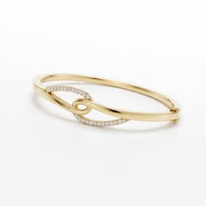 กำไลข้อมือทองคำแท้ 14K 18K ประดับเพชรแล็บทรงกลมขนาด 1.5 มม. น้ำหนัก 0.33 กะรัต ฝังแบบ Pave ดีไซน์แบบเกี่ยวเชื่อม รูปทรงปมรัก - Product Image 4