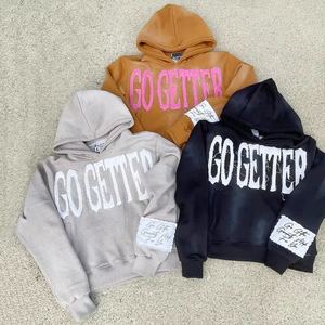 Sudadera con capucha vintage para hombre, estilo pullover, con efecto desgastado, gráfico de letras y parche en la manga, en varios colores. - Product Image 1