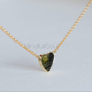 Collar de Moldavita Premium con Forma de Corazón, Cristal de Tektita Checa en Bruto |   Collar de Plata de Ley Chapado en Oro de 18K | Delicado Regalo de Joyería con Forma de Corazón - Product Image 4